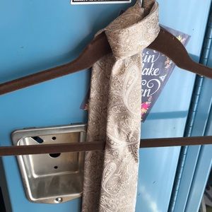 Croft & Barrow Gold & Cream Paisley Tie 🍀